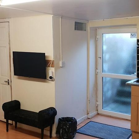 Private Basement Studio Flat With Modern Features Apartment Huddersfield Ngoại thất bức ảnh